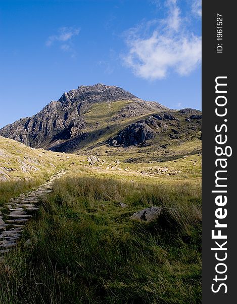 The approach to Tryfan in the Ogwen valley from the west.