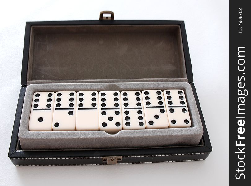 A box for dominoes players