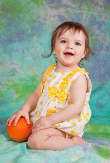 Little Girl With The Orange Royalty Free Stock Photos Little Girl With The Orange Royalty Free Stock Photos