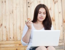 Girl Sitting In The Stairs With Laptop Stock Photography Girl Sitting In The Stairs With Laptop Stock Photography