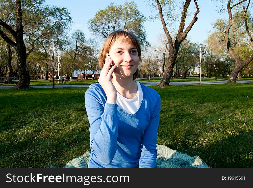 Girl talking with a cell in the Park