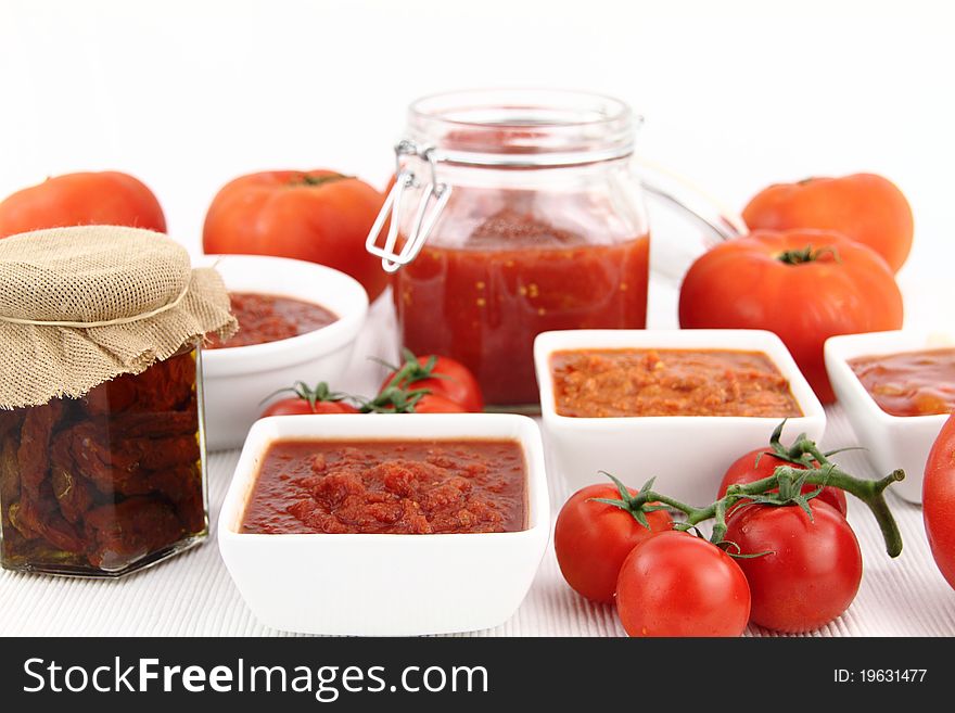 Tomato sauce and fresh tomatoes