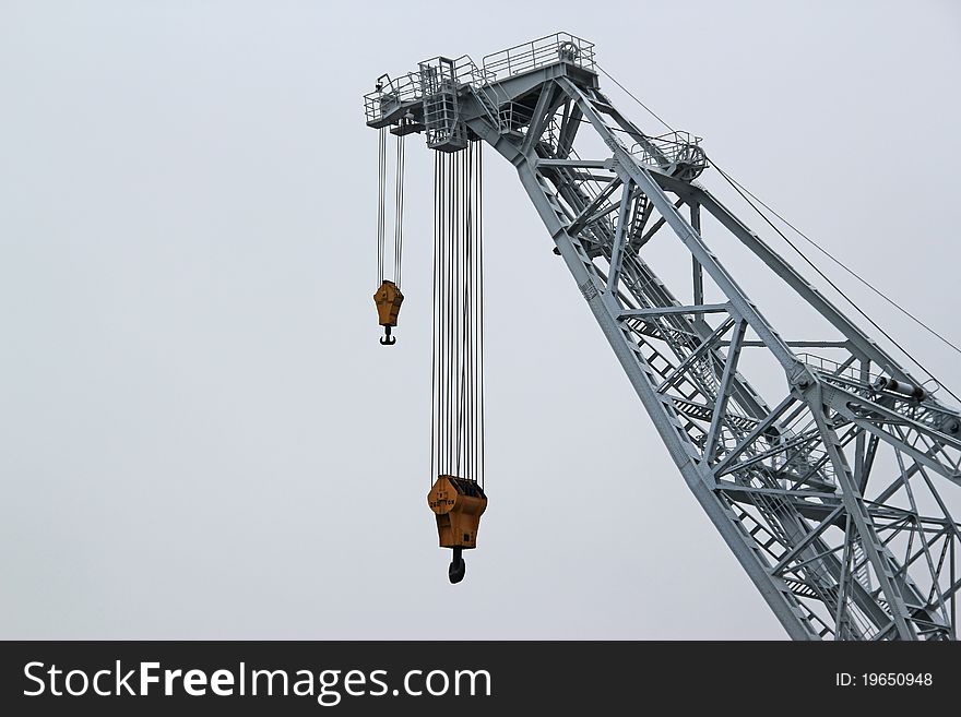 Industrial crane for loading and unloading