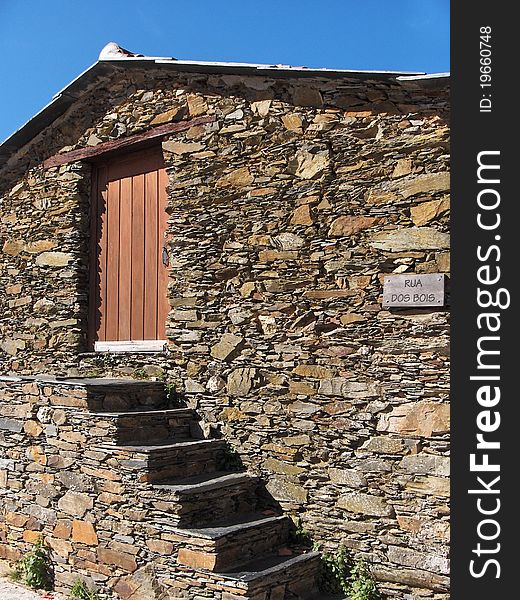 The Schist Villages consist of 24 villages spread over in the Central Region of Portugal in an area of immense beauty and offers endless possibilities for recreation. The houses are mixed up in the landscape dark-colored shale. Some are abandoned, others should be recovered as, where traditions and materials were kept. These buildings are rough but beautiful at the same time before their architectural simplicity, where the shale is invariably used in walls and slate roofs. Generally buildings are accompanying the slope of the land and as such, have two floors. The store, on ground floor was meant for animals and housed upstairs to the owners. The little doors and tiny windows helped in the task because of the limited size of these openings let heat escape to guess the animals. How man and nature were one, some thick walls can hide inside a rock, which significantly reduces the usable area. Because they are all built very close together, the houses choked the streets, making them so narrow that not allowed for the passage of a bullock cart. Moreover, it is estimated that some of these paths have no more than a meter wide, forcing everything to be transported on their backs. The clay that served as the insulator and the stones with which to do the walls. The Schist Villages consist of 24 villages spread over in the Central Region of Portugal in an area of immense beauty and offers endless possibilities for recreation. The houses are mixed up in the landscape dark-colored shale. Some are abandoned, others should be recovered as, where traditions and materials were kept. These buildings are rough but beautiful at the same time before their architectural simplicity, where the shale is invariably used in walls and slate roofs. Generally buildings are accompanying the slope of the land and as such, have two floors. The store, on ground floor was meant for animals and housed upstairs to the owners. The little doors and tiny windows helped in the task because of the limited size of these openings let heat escape to guess the animals. How man and nature were one, some thick walls can hide inside a rock, which significantly reduces the usable area. Because they are all built very close together, the houses choked the streets, making them so narrow that not allowed for the passage of a bullock cart. Moreover, it is estimated that some of these paths have no more than a meter wide, forcing everything to be transported on their backs. The clay that served as the insulator and the stones with which to do the walls.