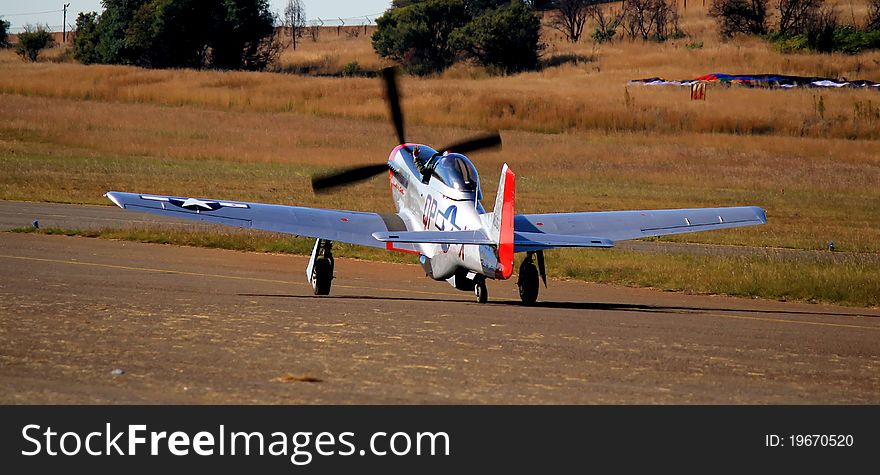 AIRPLANE MUSTANG