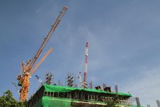 Crane And Building Construction Royalty Free Stock Photos
