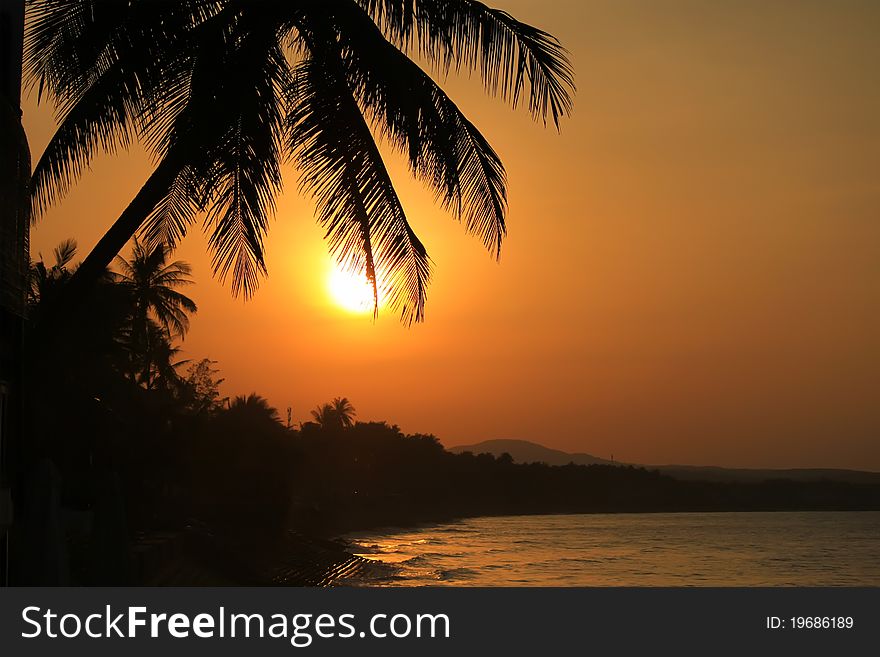 Photo of sunrise on sea, Vietnam