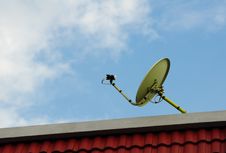 Satellite Dish And Blue Sky Royalty Free Stock Photography Satellite Dish And Blue Sky Royalty Free Stock Photography