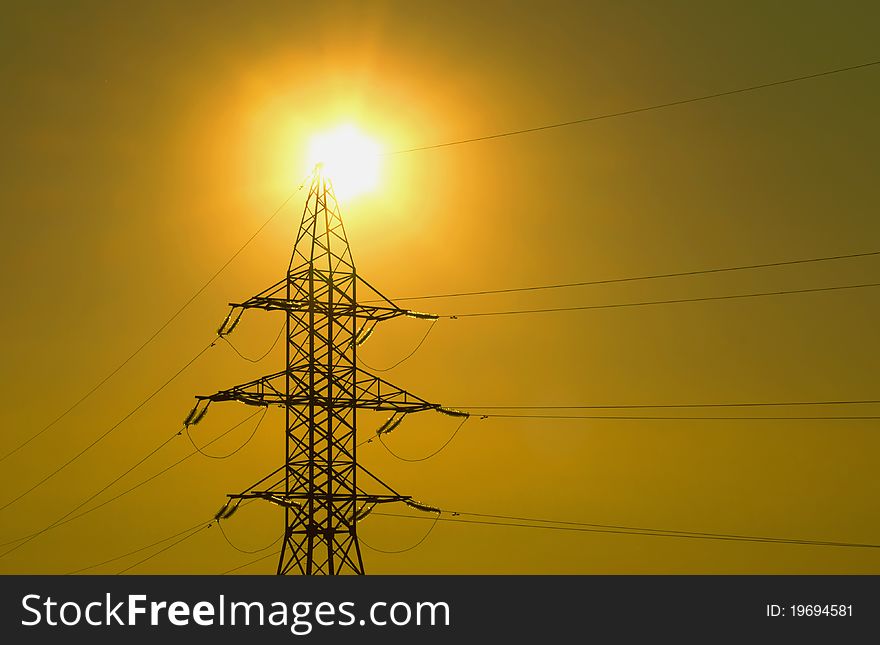 Support high-voltage power lines in the sun and sky. Support high-voltage power lines in the sun and sky