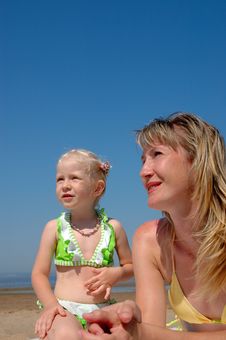 Woman And Little Girl On The Beach Royalty Free Stock Photography Woman And Little Girl On The Beach Royalty Free Stock Photography