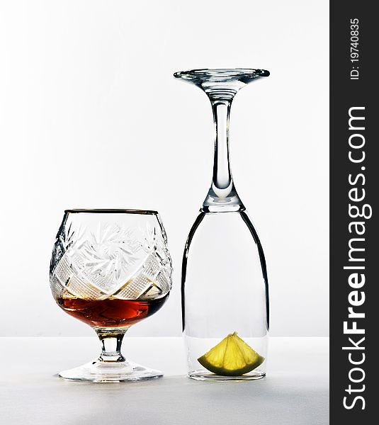 Conflict between two views in the choice of follow-up snacks to drink a glass of brandy. Conflict between two views in the choice of follow-up snacks to drink a glass of brandy