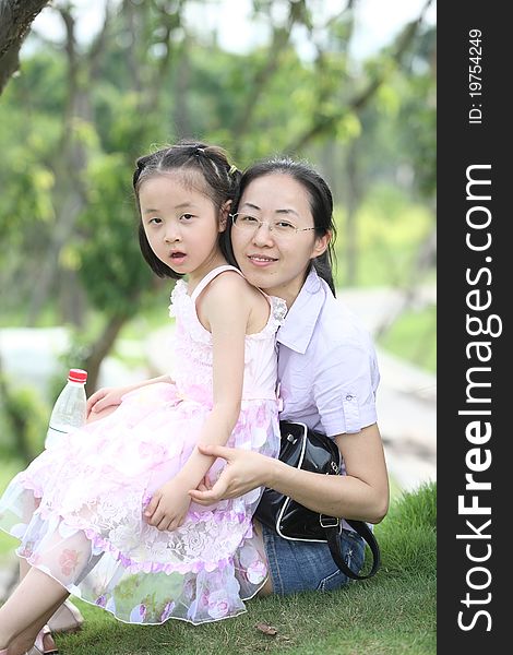 Family photos in the park, mother and daughter's leisure life