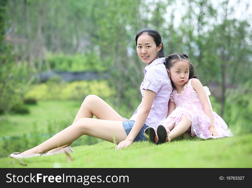 Family photos in the park, mother and daughter's leisure life