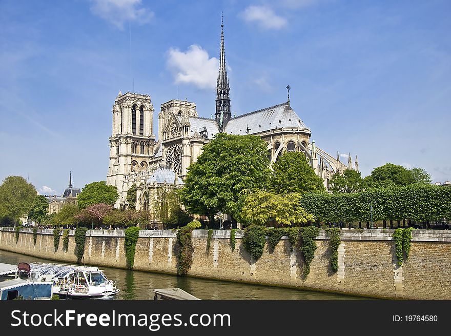 Notre Dame de Paris. View from the embankment of hay. Spring, the urban scene.