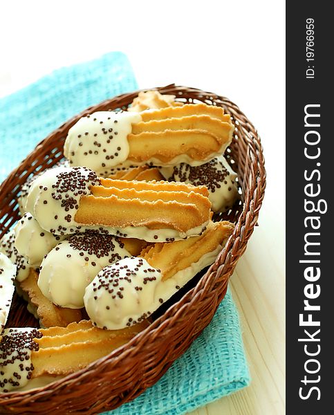 Cookies with white and black chocolate In a wattled basket