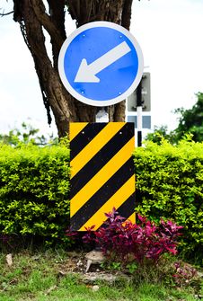 Road Sign White Arrow On Blue Stock Photography Road Sign White Arrow On Blue Stock Photography