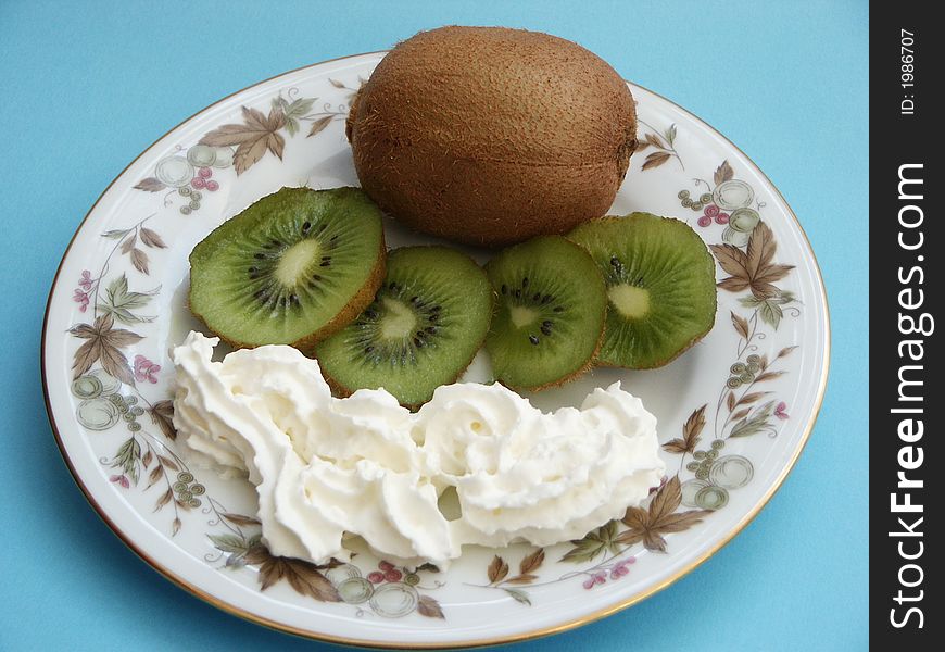 Cut kivi, cream on a plate