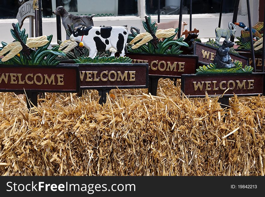 Rustic welcome signs in hay