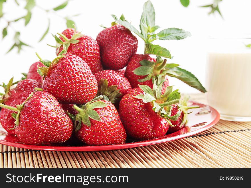 Large fresh is tasty strawberries with the cream