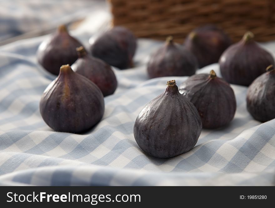 Loose Figs scattered over a picnic rug