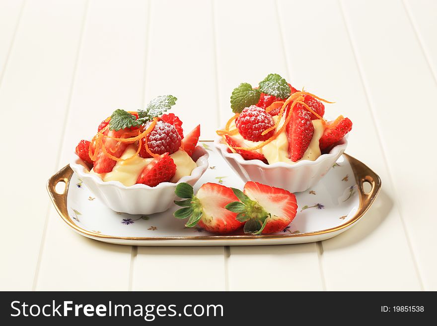 Creamy pudding and fresh fruit in small dessert dishes