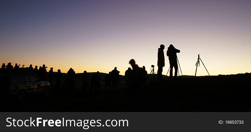 The dawn of the grassland in the photographic fans waiting for the arrival of the sunrise