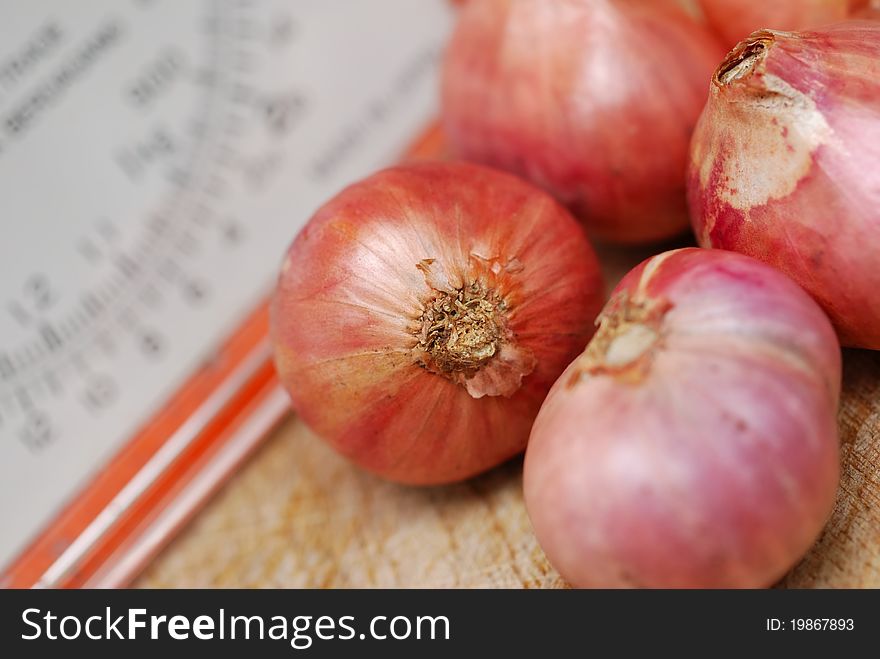 Fresh whole pink onions