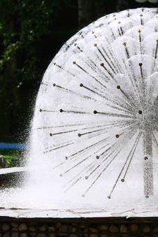 Spherical Fountain In The Park Royalty Free Stock Photography