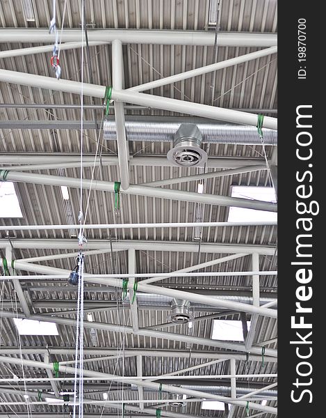 Ceiling with exposed beams in the exhibition hall