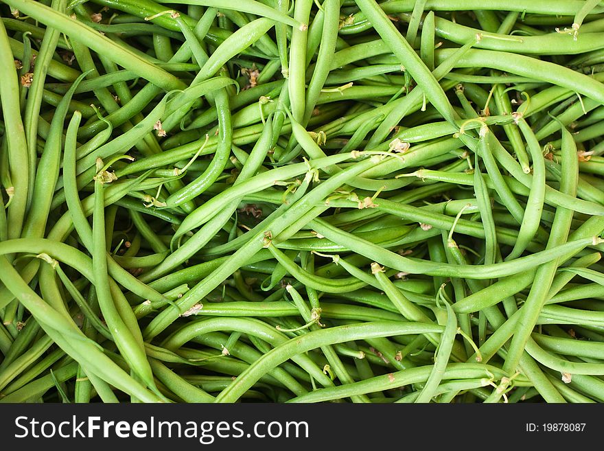 Green beans on display at an Italian outdoors farmers' market