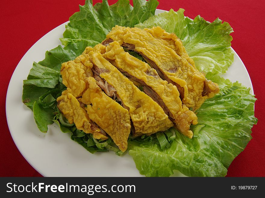 Fried chicken placed in fresh vegetables