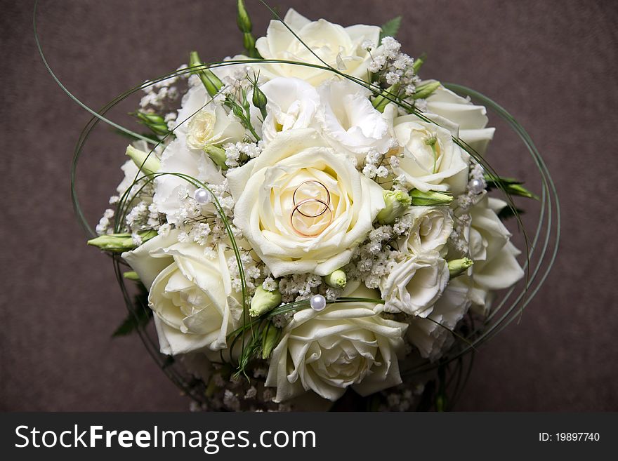 Wedding time: wedding bouquet with two rings