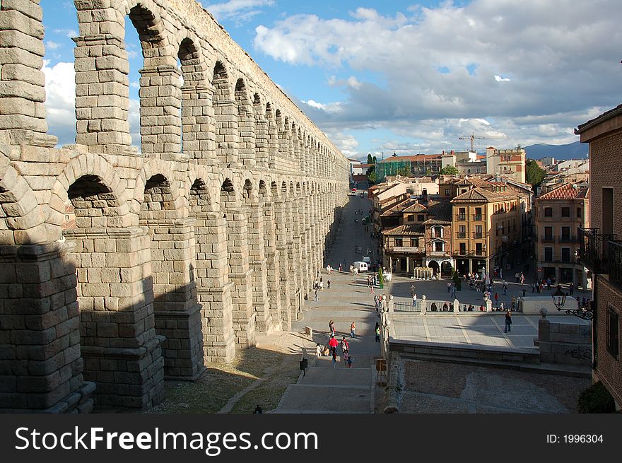 Roman Aqueduct in Segovia , Spain, 20400 blocks was used without mortar or concrete and highest point is 100 feet. Roman Aqueduct in Segovia , Spain, 20400 blocks was used without mortar or concrete and highest point is 100 feet.