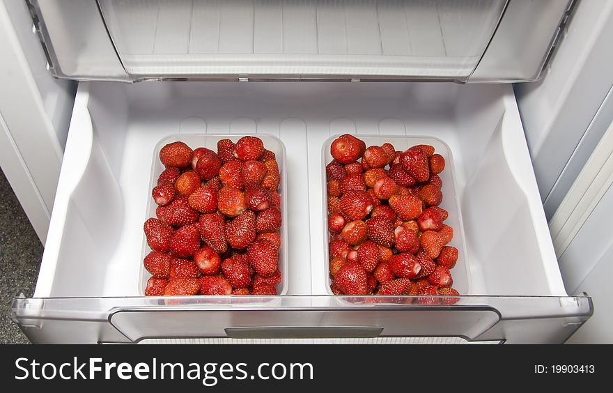 The ripe strawberries in the_freeze_1