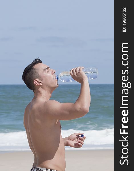 Man drinking water in the beacht