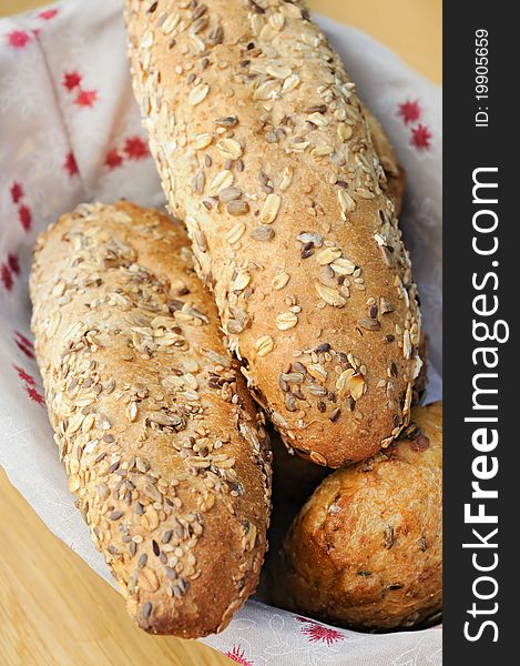 Fresh wholemeal bread with sunflower seeds and grain