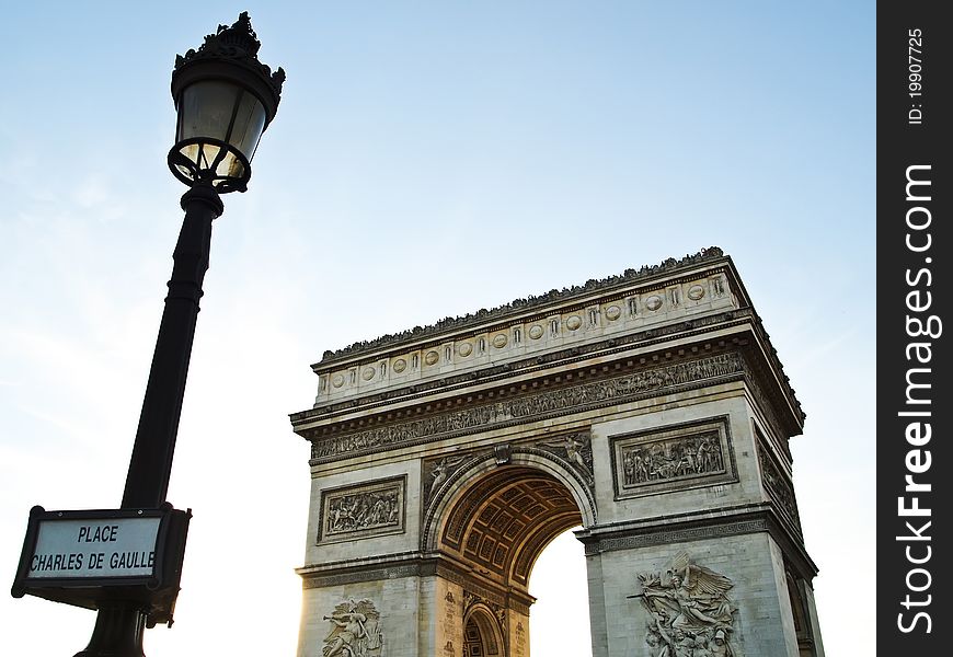 Triumphal arch with lamppost , Paris France