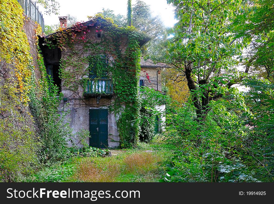 Ancient uninhabited farmhouse. This farm is to be demolished to build a villa. Ancient uninhabited farmhouse. This farm is to be demolished to build a villa.