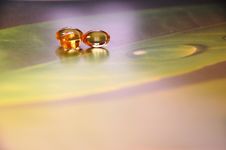 Yellow Pills On Green Background Royalty Free Stock Photos Yellow Pills On Green Background Royalty Free Stock Photos