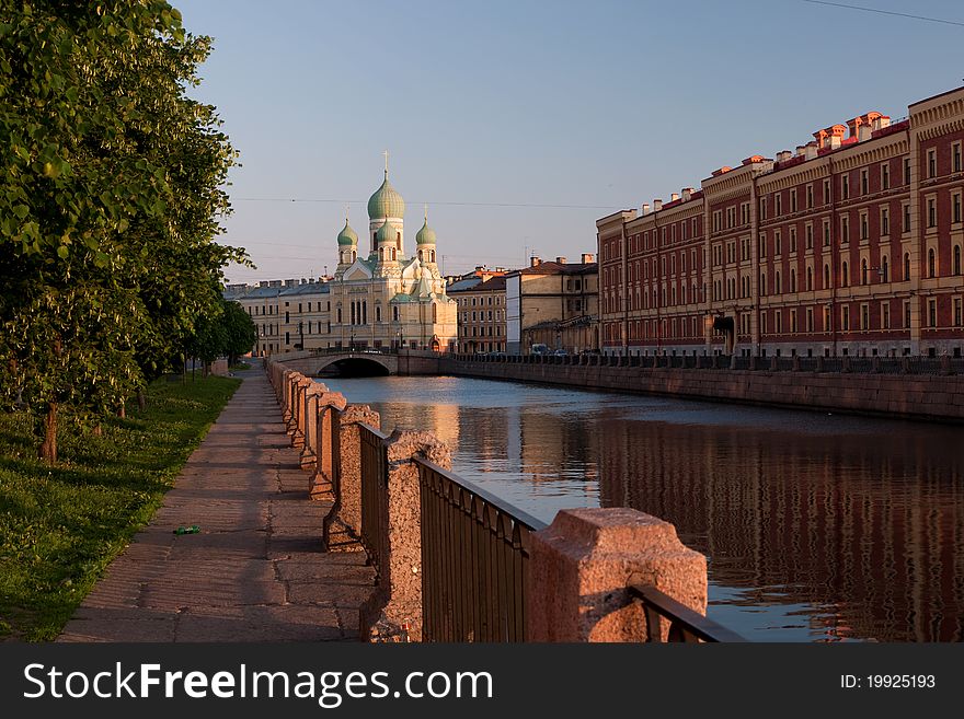 Kind on Piously-Isidorovsky church and the Mogilyov bridge in the city of St.-Petersburg early in the morning