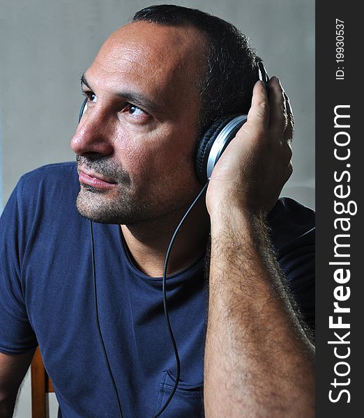 Men listening to music photographed in gallarate