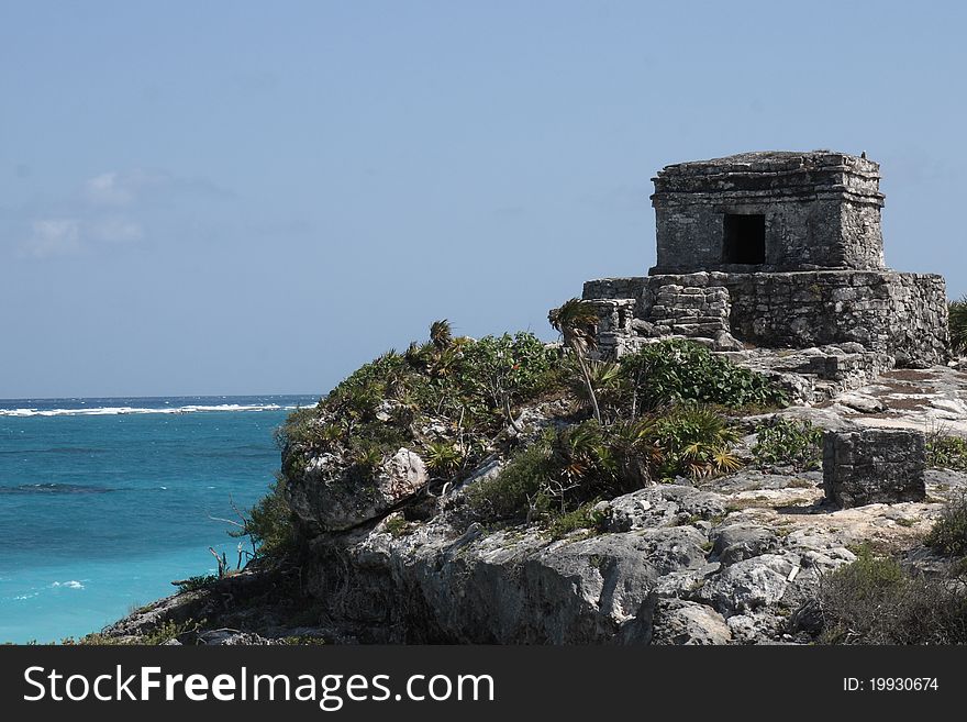The ruins are located on 12-meter cliffs, along the east coast of the YucatÃ¡n Peninsula on the Caribbean Sea in the state of Quintana Roo, Mexico. The ruins are located on 12-meter cliffs, along the east coast of the YucatÃ¡n Peninsula on the Caribbean Sea in the state of Quintana Roo, Mexico.