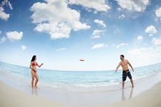 Young Happy Man And Woman Playing With Frisbee Royalty Free Stock Images Young Happy Man And Woman Playing With Frisbee Royalty Free Stock Images