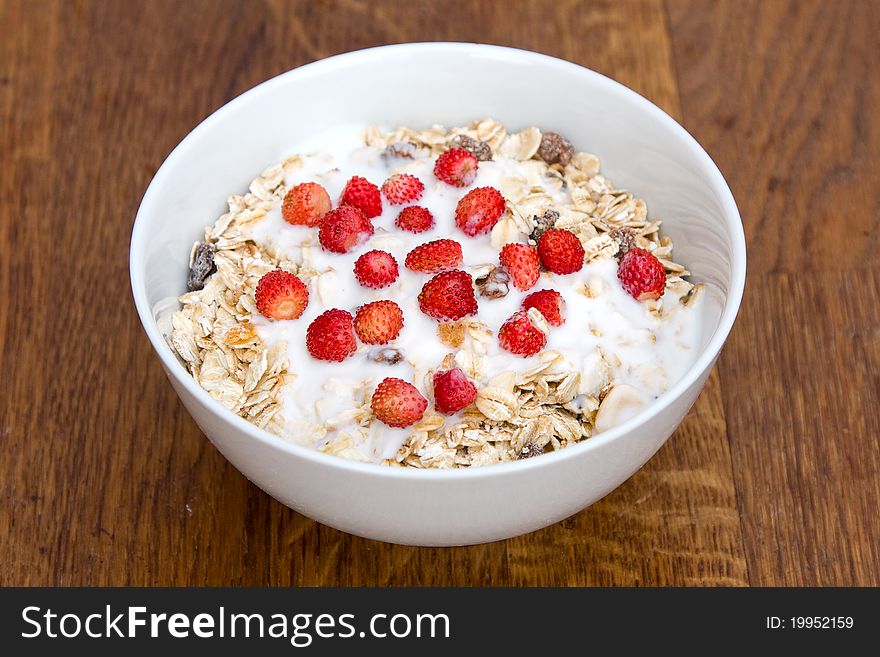 Muesli with yoghurt and wild strawberry