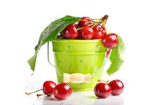 Fresh Cherries With Leaves And Drops Royalty Free Stock Images Fresh Cherries With Leaves And Drops Royalty Free Stock Images