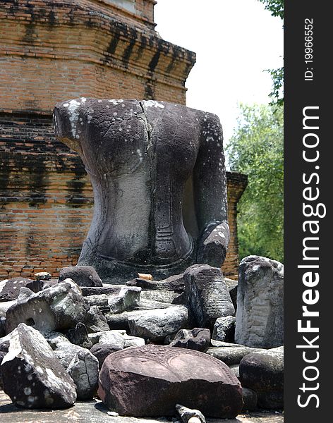 Destroyed the ancient Buddhas in Ayutthaya. The measure Chaiwatthanaram Ayutthaya, Thailand. Destroyed the ancient Buddhas in Ayutthaya. The measure Chaiwatthanaram Ayutthaya, Thailand.