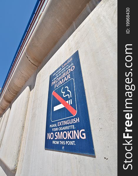 Sign no smoking in Spanish and English