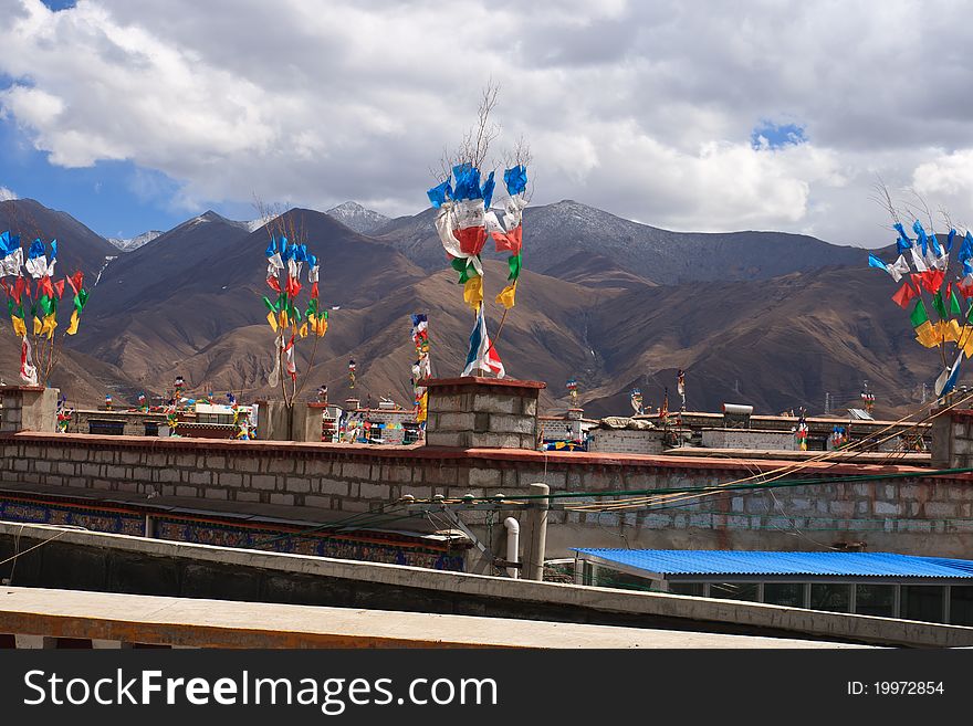 In Tibet have a beautiful skyline. People love freedom. The crepe is a Buddhist spiritual bond. In Tibet have a beautiful skyline. People love freedom. The crepe is a Buddhist spiritual bond