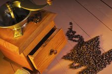 Vintage Coffee Grinder And Coffee Beans Royalty Free Stock Images Vintage Coffee Grinder And Coffee Beans Royalty Free Stock Images