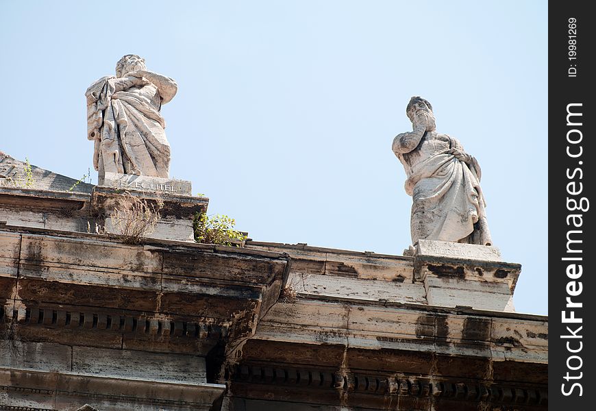 Arch antique statues in Rome, Italy